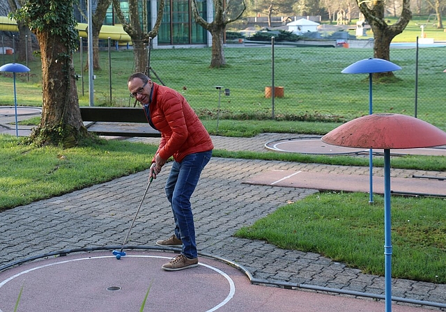Tägi-Betriebsleiter Kudi Müller vor der Eröffnung in der Minigolf-Anlage. bär