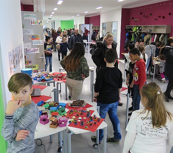 Emsiges Treiben in den Gängen des Schulhauses Hasel während der Stunde, in der die Schüler ihre Arbeiten präsentieren.Fotos: Mü
