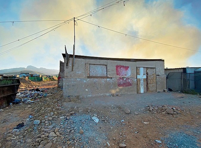 Hier erhalten die Kinder von Pastor Fola eine warme Mahlzeit. bär Hier erhalten die Kinder von Pastor Fola eine warme Mahlzeit. bär
