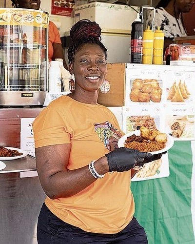Sade Echem bietet am Dorffest nigerianische Küche an.Severin Bigler