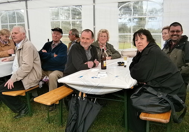 Vizeammann Hanspeter Benz (M.) am Gartenfest des Gartenvereins Härdli.zVg