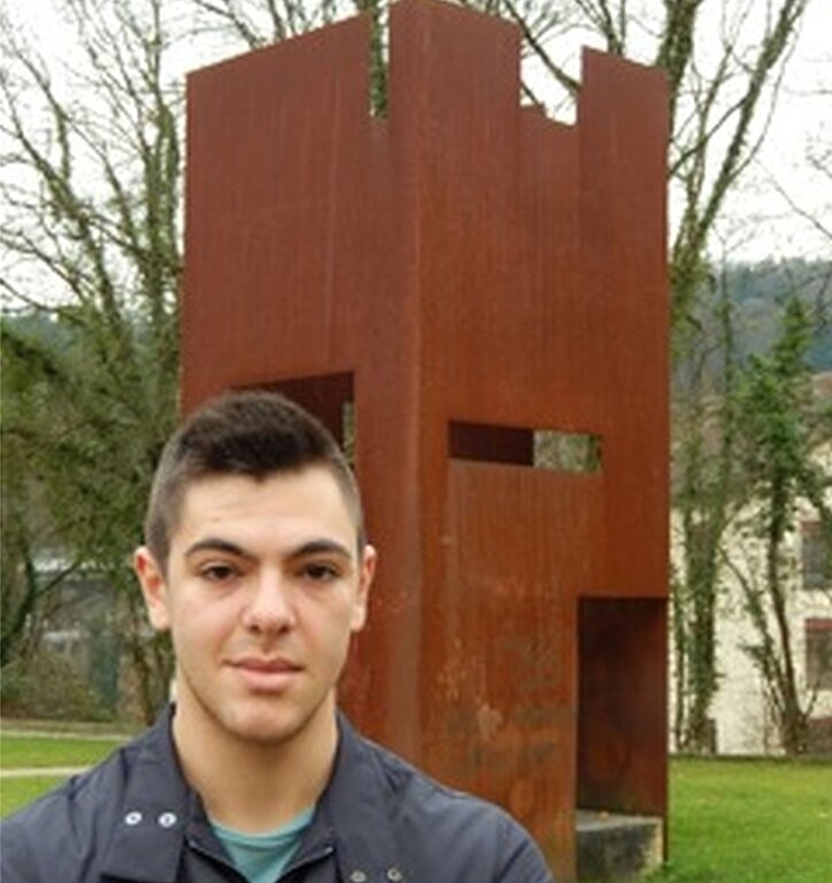 Valentin Ehrhard vor dem Kunstwerk «Zimmer», das ihn zu seinem Text «DerWanderer» inspiriert hat. Foto: zVg