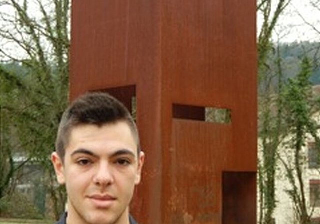 Valentin Ehrhard vor dem Kunstwerk «Zimmer», das ihn zu seinem Text «DerWanderer» inspiriert hat. Foto: zVg