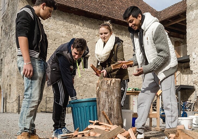 Schüler der Realschule Neuenhof putzen das Schloss Hallwyl. Foto: Sandra Ardizzone
