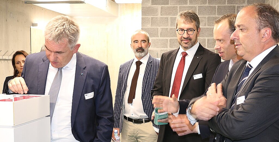 Landammann Alex Hürzler <em>schaut sich im Beisein von Rektor Paul Zübli, Kantonsbaumeister François Chapuis, Architekt Pat Tanner und Regierungsrat Markus Dieth (v.l.) in der neuen Garderobe ein Modell des Baus an.</em>