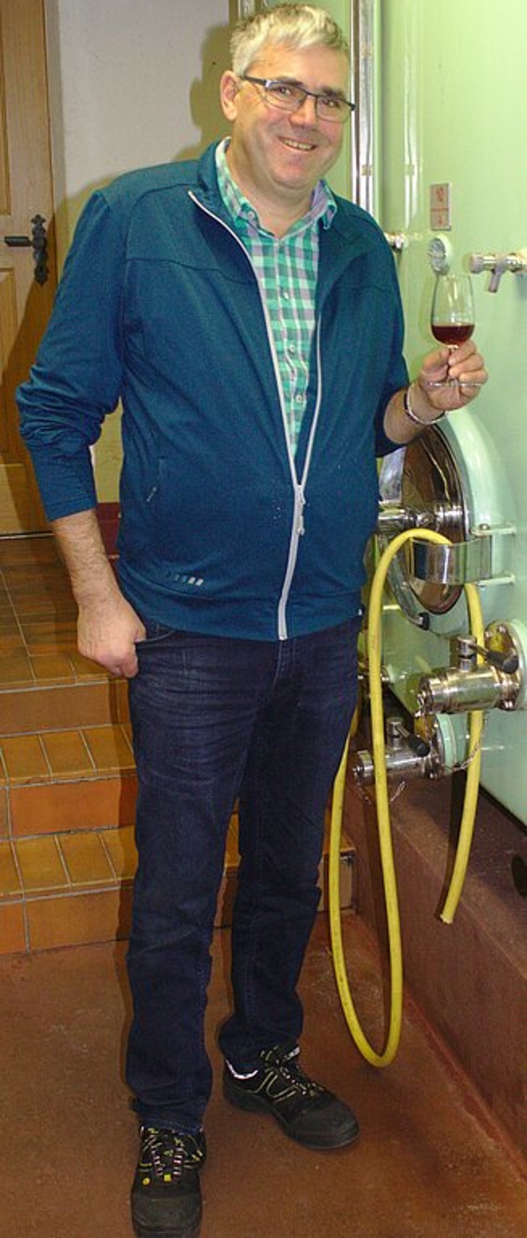 Meinrad Steimer in seinem Weinkeller an der Rebbergstrasse in Wettingen. Rahel Bühler