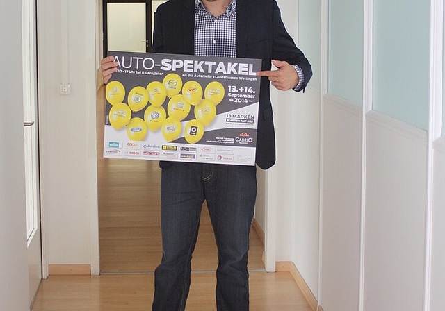 Projektleiter Tobias Koller mit dem Werbeplakat. Foto: bär