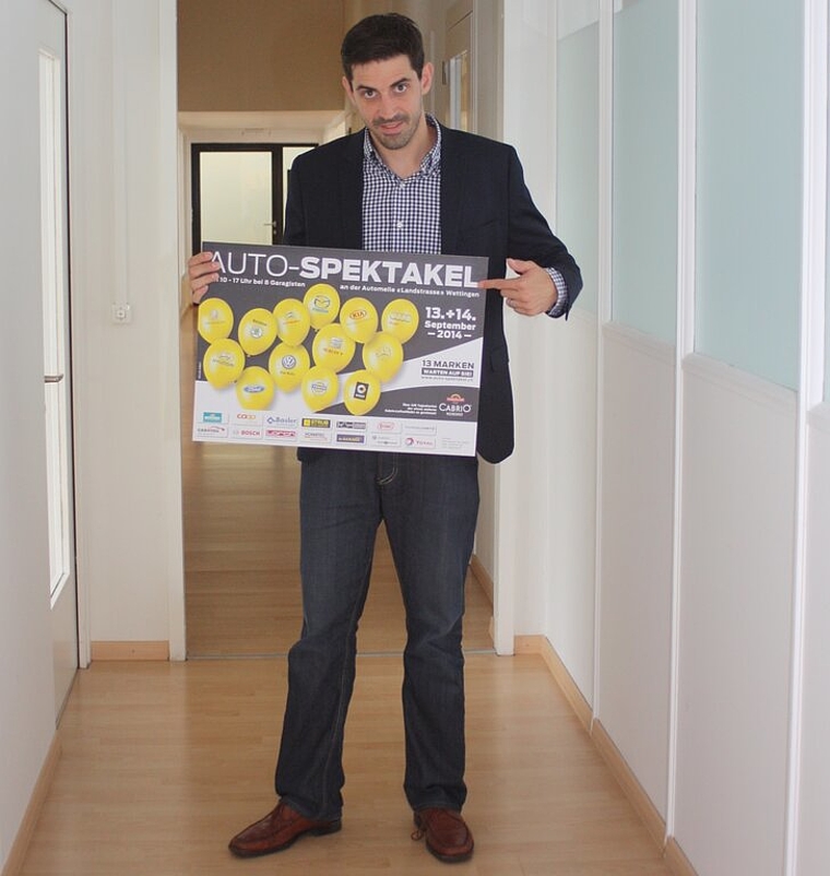 Projektleiter Tobias Koller mit dem Werbeplakat. Foto: bär