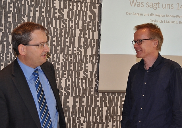 Der Historiker Bruno Meier (r.) begeisterte die über 40 Teilnehmerinnen und Teilnehmer des Citylunch mit einer spannendenGeschichtsstunde. 