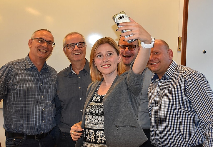 Zur Gratulation gibt’s ein Selfie mit dem Gemeinderat: Roger Mohr, Markus Mötteli, Joëlle Baumgartner, Marcel Lang, Valentin Schmid. Es fehlt Doris Schmid. Stefan Biedermann