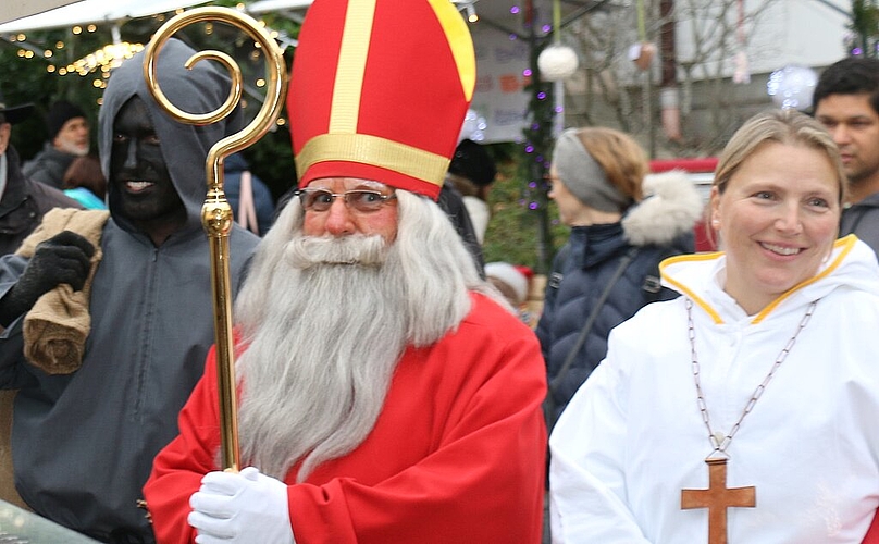 Der Samichlaus war mit seiner Helferin und seinem Helfer unterwegs.
