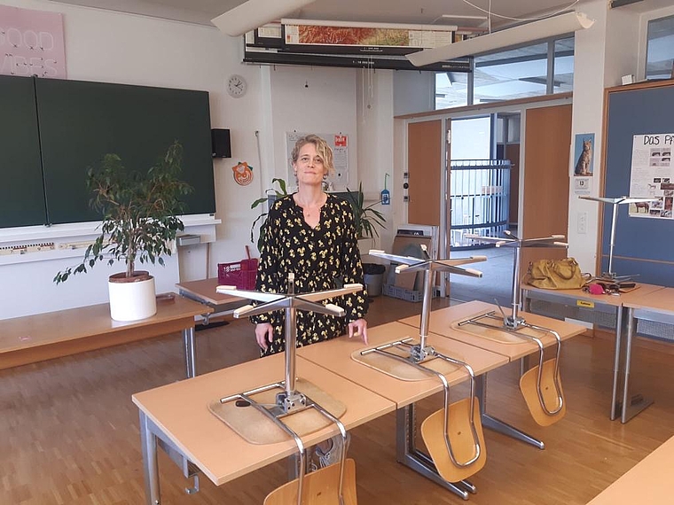 Christine Stäger im leeren Schulzimmer. zVg