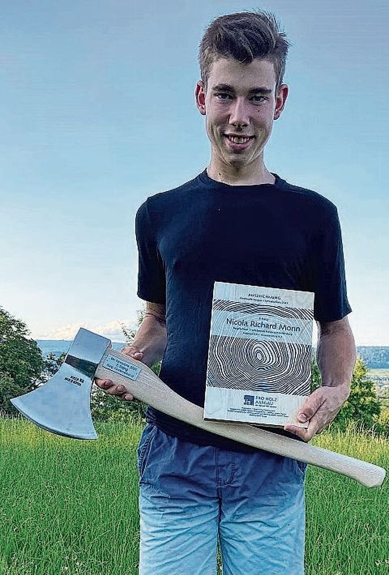 Nicola Monn bekam als Auszeichnung für die gute Abschlussprüfung diese Axt vom Aargauischen Forstverband. zVg