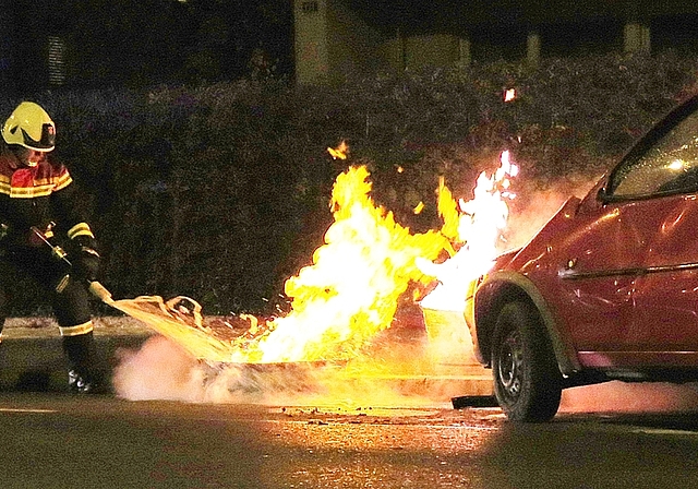 Das «echte» Feuer beim gestellten Autounfall musste möglichst schnell gelöscht werden. Fotos: skaMit dem sogenannten Schaumrohr, in dem sich Wasser mit Schaummittelzusatz befindet, werden Brandherde abgedeckt. Links macht sich das Team der Chemie