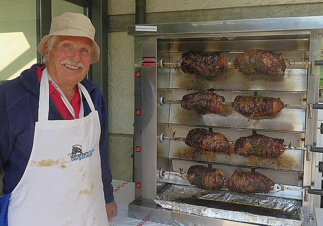 Das Fleisch wird von Albert Egli gebraten. (Muriel Zweifel)
