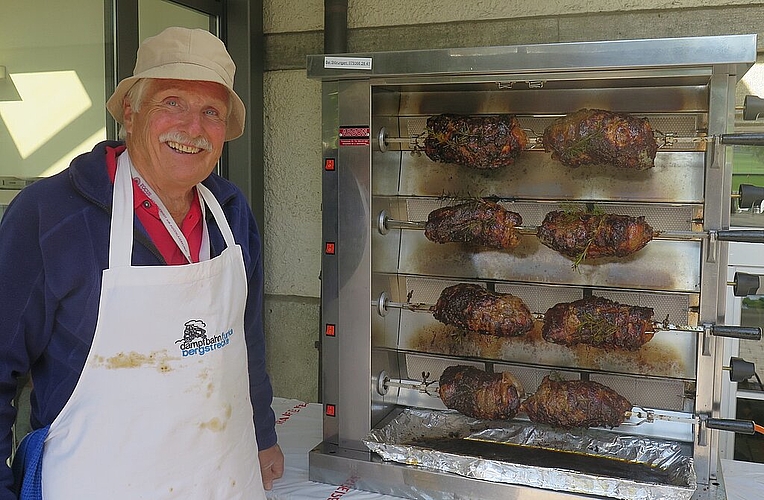 Das Fleisch wird von Albert Egli gebraten. (Muriel Zweifel)
