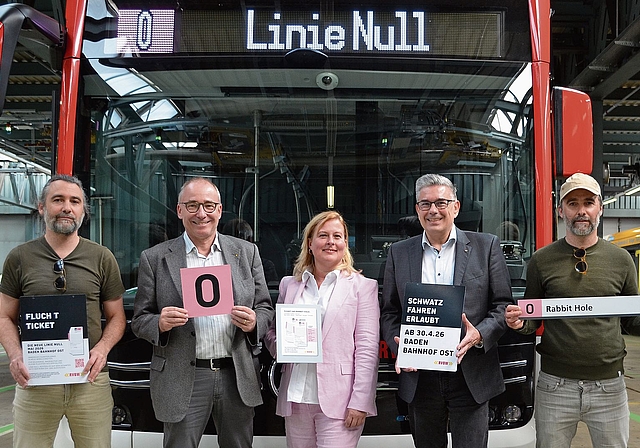 Vor dem Bus Linie Null: (l.) Künstler Frank Riklin, Markus Haas, Gemeindeammann Wettingen, Irina Leutwyler, Direktorin RVBW, Markus Schneider, Stadtammann Baden, und Künstler Patrik Riklin.  Irene Hung-König