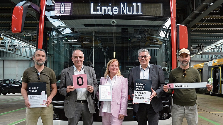Vor dem Bus Linie Null: (l.) Künstler Frank Riklin, Markus Haas, Gemeindeammann Wettingen, Irina Leutwyler, Direktorin RVBW, Markus Schneider, Stadtammann Baden, und Künstler Patrik Riklin.  Irene Hung-König