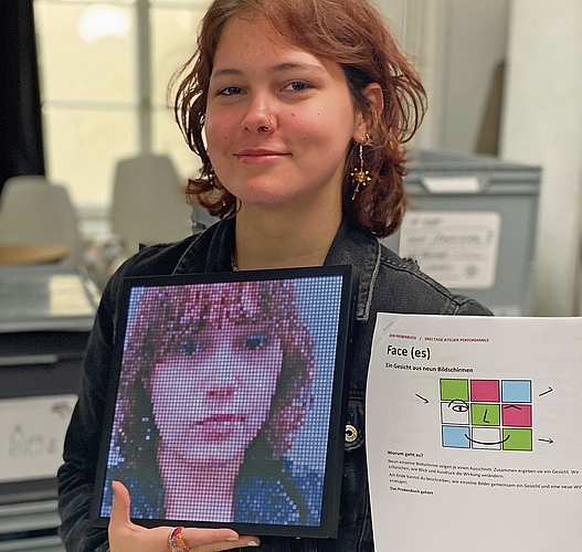 Paula Beck mit ihrem digitalen Porträtbild und der Anleitung dazu. Paula Beck mit ihrem digitalen Porträtbild und der Anleitung dazu.