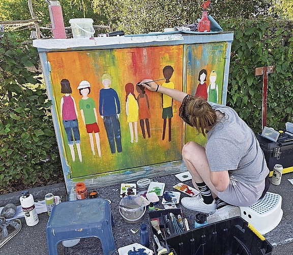 Lara Rüfenacht gestaltete zusammen mit Merice Rüfenacht den Kasten beim Schulhaus Altenburg.Bild: ZVG Lara Rüfenacht gestaltete zusammen mit Merice Rüfenacht den Kasten beim Schulhaus Altenburg.Bild: ZVG