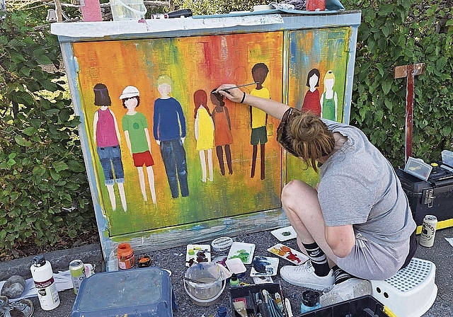 Lara Rüfenacht gestaltete zusammen mit Merice Rüfenacht den Kasten beim Schulhaus Altenburg.Bild: ZVG