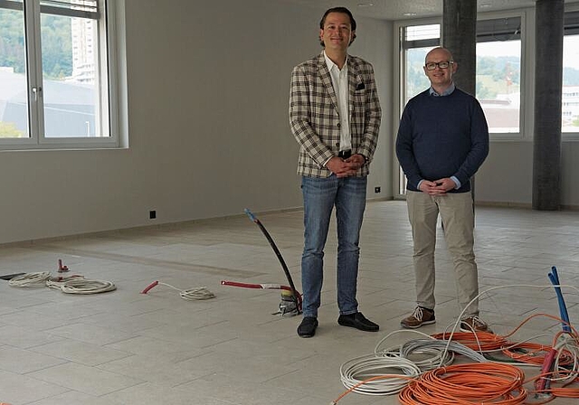 Noch stehen Daniel Ganser (l.) und Florian Schrempel noch zwischen Kabeln. Im Juli soll aber eine Bar stehen.   Rinaldo Feusii