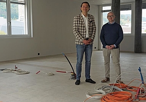 Noch stehen Daniel Ganser (l.) und Florian Schrempel noch zwischen Kabeln. Im Juli soll aber eine Bar stehen.   Rinaldo Feusii