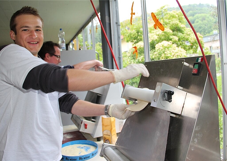 In der Walzmaschine werden die Pizzateigkneuel ausgewallt. Foto: cfr
