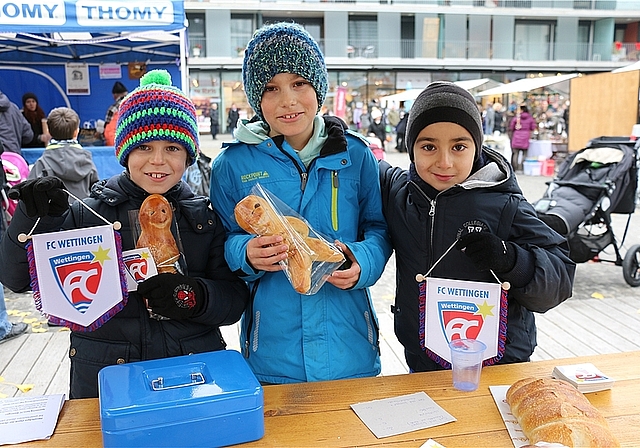 F-Junioren FC Wettingen: Julien, Janis und Jil.Verena Riolo und Natascha Brêchet.Gemeinderat Roland Kuster mit seinem Sohn Severin.Chuchimanne George Pereira, Daniel Micheletto, Hans Utz und Roger Schranz.Fotos: bärHandpeeling von Alex Frey, Rafael