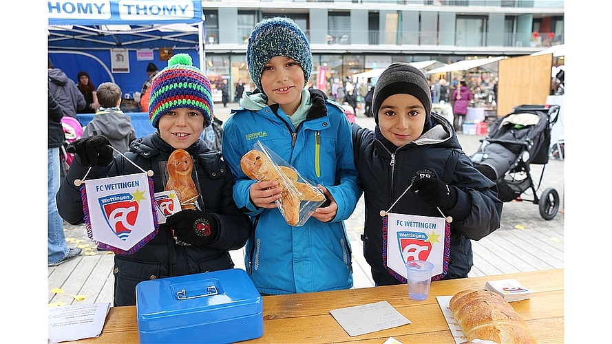F-Junioren FC Wettingen: Julien, Janis und Jil.Verena Riolo und Natascha Brêchet.Gemeinderat Roland Kuster mit seinem Sohn Severin.Chuchimanne George Pereira, Daniel Micheletto, Hans Utz und Roger Schranz.Fotos: bärHandpeeling von Alex Frey, Rafael Notter, Luca Rohr, Yannik Brêchet.Truffes: Ruth und Felix Kuster.