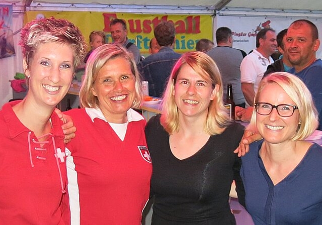 Das Bar-Team an der Beach-Party verköstigte die Besucher mit kühlen Drinks.
