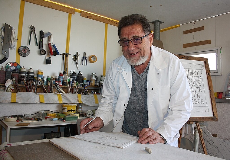 Stoislav Zivkovski in seinem Heimatelier in Spreitenbach: Hier stellt er seine Sgrafitto-Bilder her. Vor 20 Jahren kam er erstmals mit dieser Technik in Kontakt. Sibylle Egloff