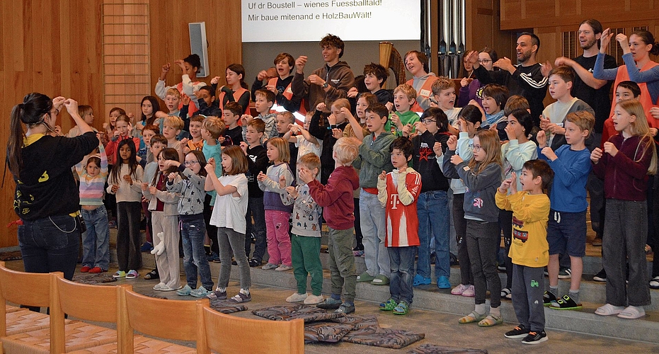 «Uf dr Boustell» singen die Kinder in der Kirche mit Carole Brügger (l.).Irene Hung-König