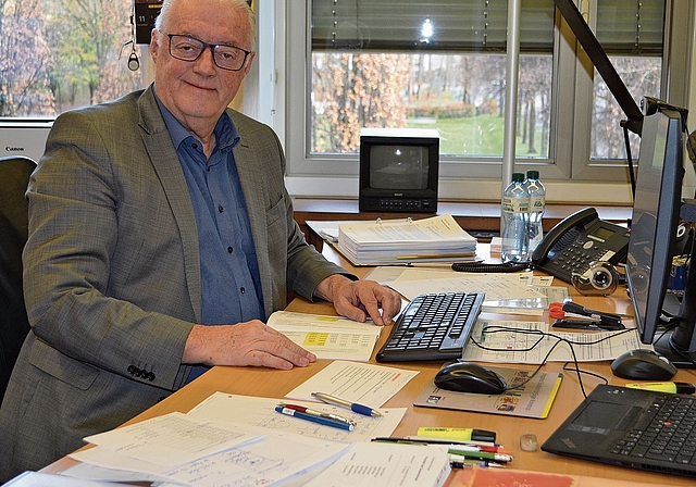 Roland Kuster sitzt an seinem Arbeitsplatz im Wettinger Rathaus. Irene Hung-König