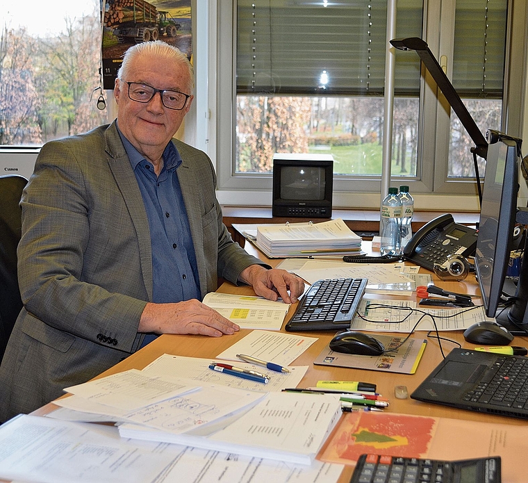 Roland Kuster sitzt an seinem Arbeitsplatz im Wettinger Rathaus. Irene Hung-König