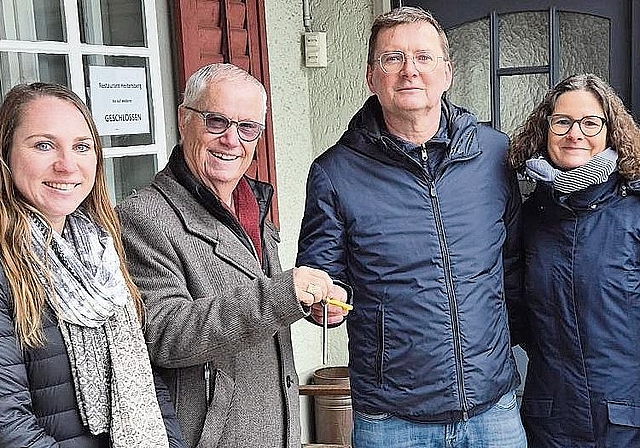 Rahel und Guido Gsell übergeben an Markus Mötteli und Manuela Weber (l.)zVg
