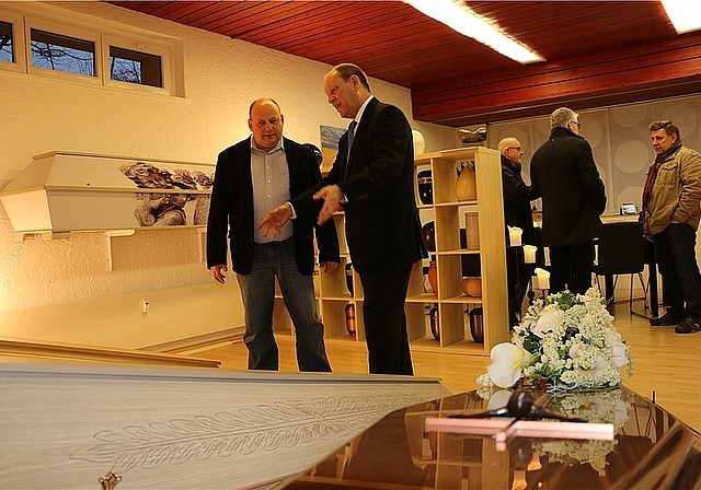 Roland Wunderli, Gesamtleiter der Badener Bestattungen, zeigt dem Spreitenbacher Ammann Vali Schmid am Tag der offenen Tür die verschiedenen Särge.Fotos: bär ... und Särge. Verschiedene Urnen ... 