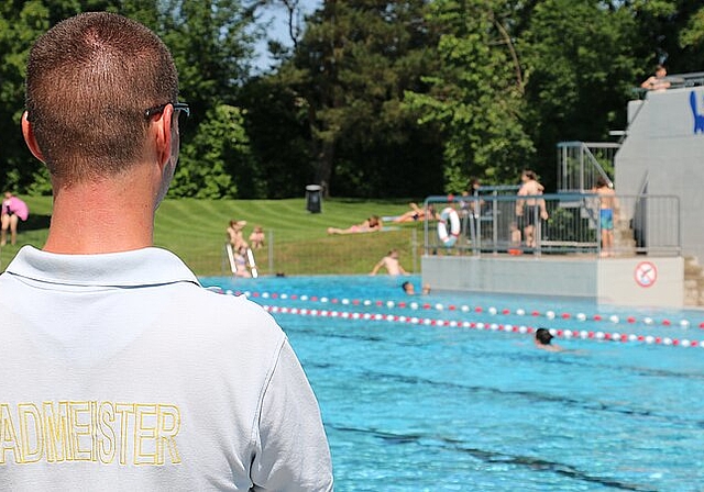 Badmeister Simon Studer <em>beobachtet Schwimmerbecken und Sprungturm mit Argusaugen. (Melanie Bär)
