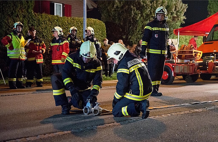 Die Feuerwehrleute <em>legen einen Löschschlauch aus. (Barbara Scherer)</em>
