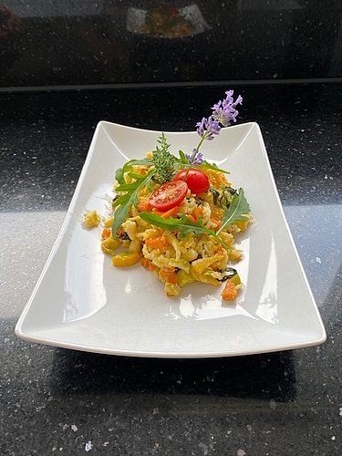 Tomate, Rucola, Thymian und Zucchetti aus dem Garten in den Käse-Knöpfli.
