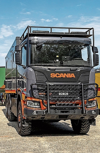Ein Scania-Expeditionsmobil mit grossem Wohnkabinenaufbau. 