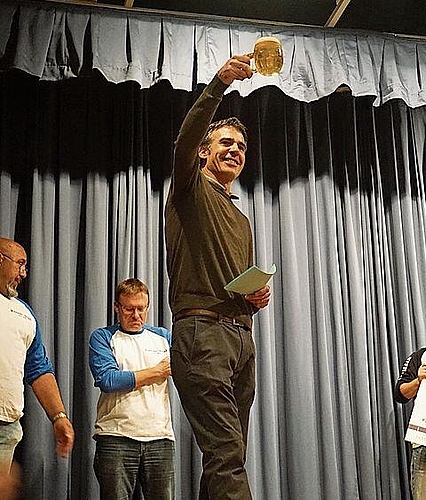 Präsident Daniel Fischer hebt das Glas für seine Freunde im Saal. Rinaldo Feusi
