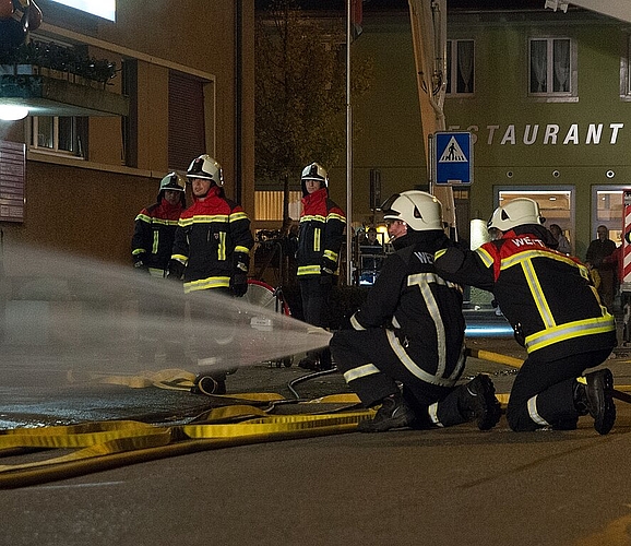 Ein Brand<em> an der Dorfstrasse wurde simuliert. (Barbara Scherer)</em>
