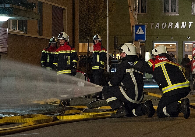 Ein Brand<em> an der Dorfstrasse wurde simuliert. (Barbara Scherer)</em>

