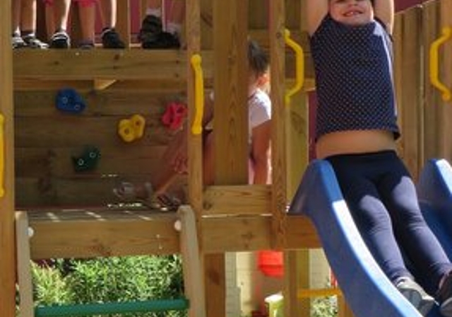 Endlich darf in der Spielgruppe wieder sicher geklettert werden. Foto: zVg