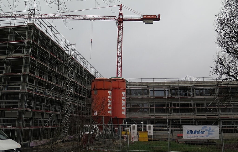 Das neue Schulhaus Zehntenhof von der Schulhausplatzseite aus gesehen. Im nördlichen Flügel (rechts) sind die Klassenzimmer und Gruppenräume, im südlichen Flügel die Spezialräume untergebracht.Foto: Mü