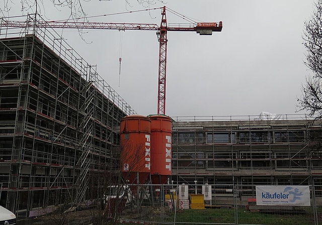 Das neue Schulhaus Zehntenhof von der Schulhausplatzseite aus gesehen. Im nördlichen Flügel (rechts) sind die Klassenzimmer und Gruppenräume, im südlichen Flügel die Spezialräume untergebracht.Foto: Mü