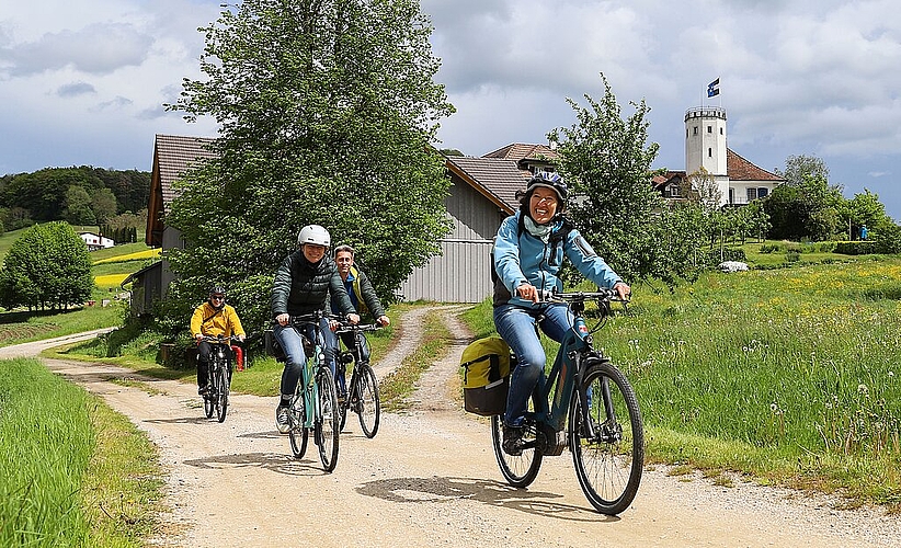 Eine Velogruppe <em>bei der Abfahrt im Bickgut in Würenlos. </em>