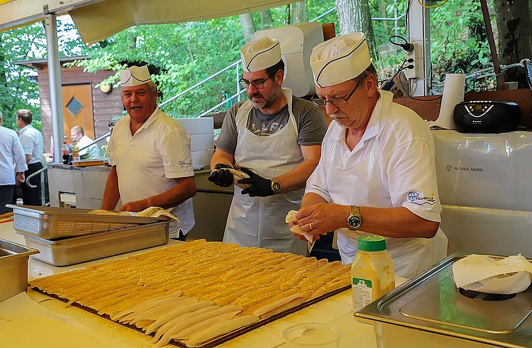 Drei Fischer würzen die Zanderfilets (v.l.): Heinz Ledergerber, Alex Waldvogel und Markus Richner.
