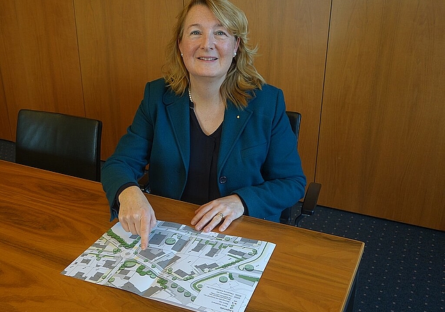 Gemeinderätin <em>Kirsten Ernst zeigt auf einem Ortsplan von Wettingen, wo der Minikreisel gebaut werden soll. Dieter Minder</em>